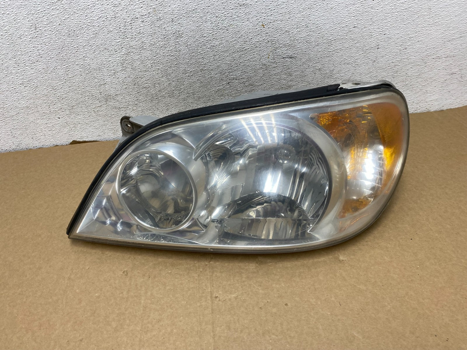 2002 to 2005 Kia Sedona Left Driver LH Side Headlight AF7281 DW0