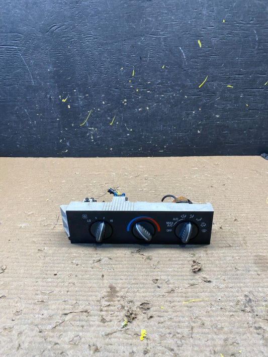 2001 - 2007 GMC Chevrolet Express 1500 Climate Control A/C 15858578 S8911 DG0