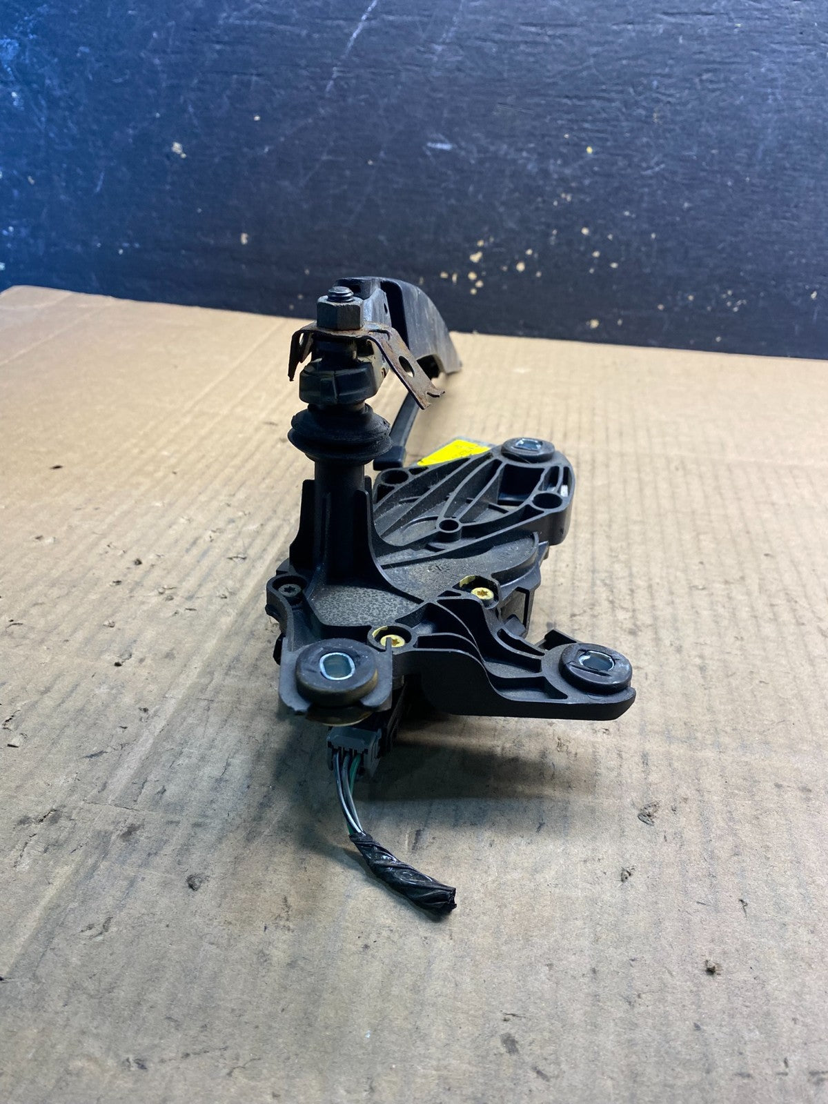 2013 to 2019 Ford Escape Rear Windshield Wiper Motor OEM aa7768 DG4