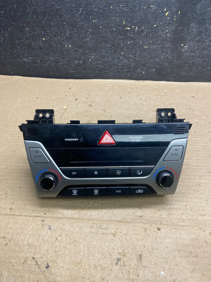 2017 to 2018 Hyundai Elantra Center Heater A/C Climate Control Panel AH5351 DG0