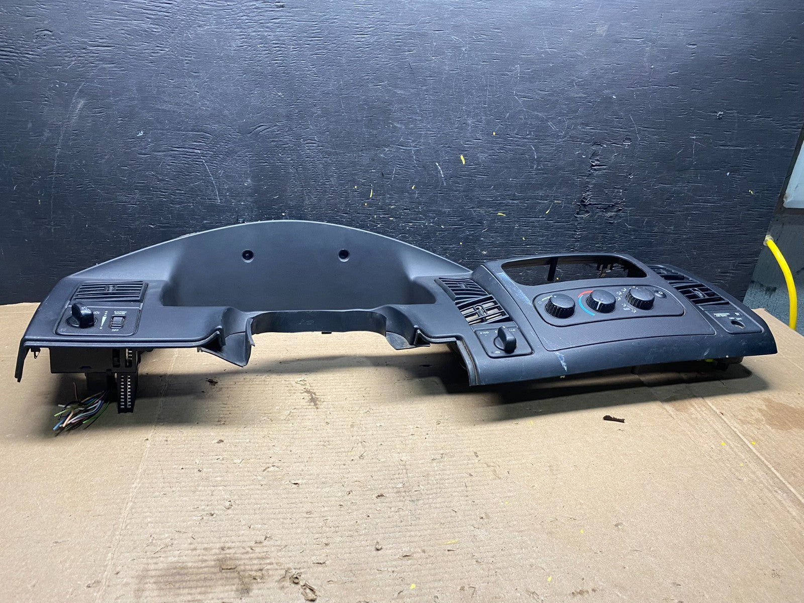 2001 2004 Dodge Dakota Speedometer Climate  Control Radio Panel Bezel R2894 DG3