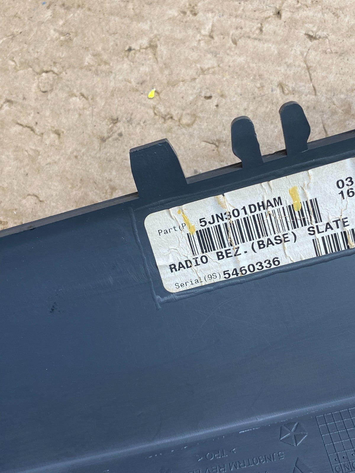 2005 - 2007 Jeep Grand Cherokee Center Dash Radio Bezel Trim AG8456 DG6