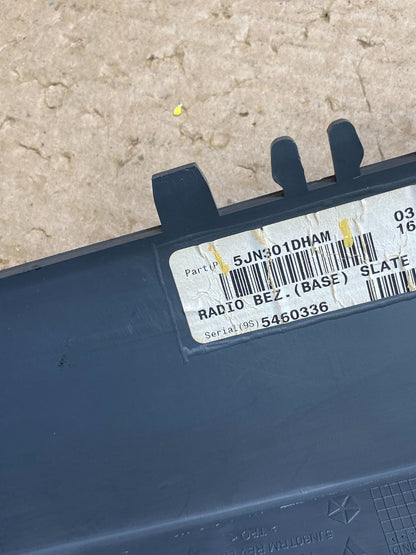 2005 - 2007 Jeep Grand Cherokee Center Dash Radio Bezel Trim AG8456 DG6