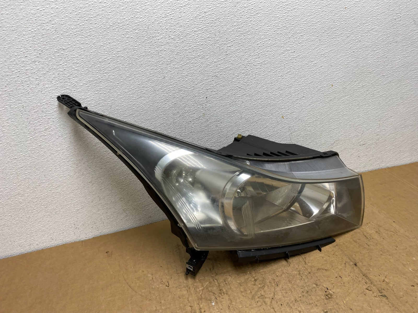 2011 to 2015 Chevrolet Cruze Halogen Right Passenger Rh Headlight AD0548 DW2