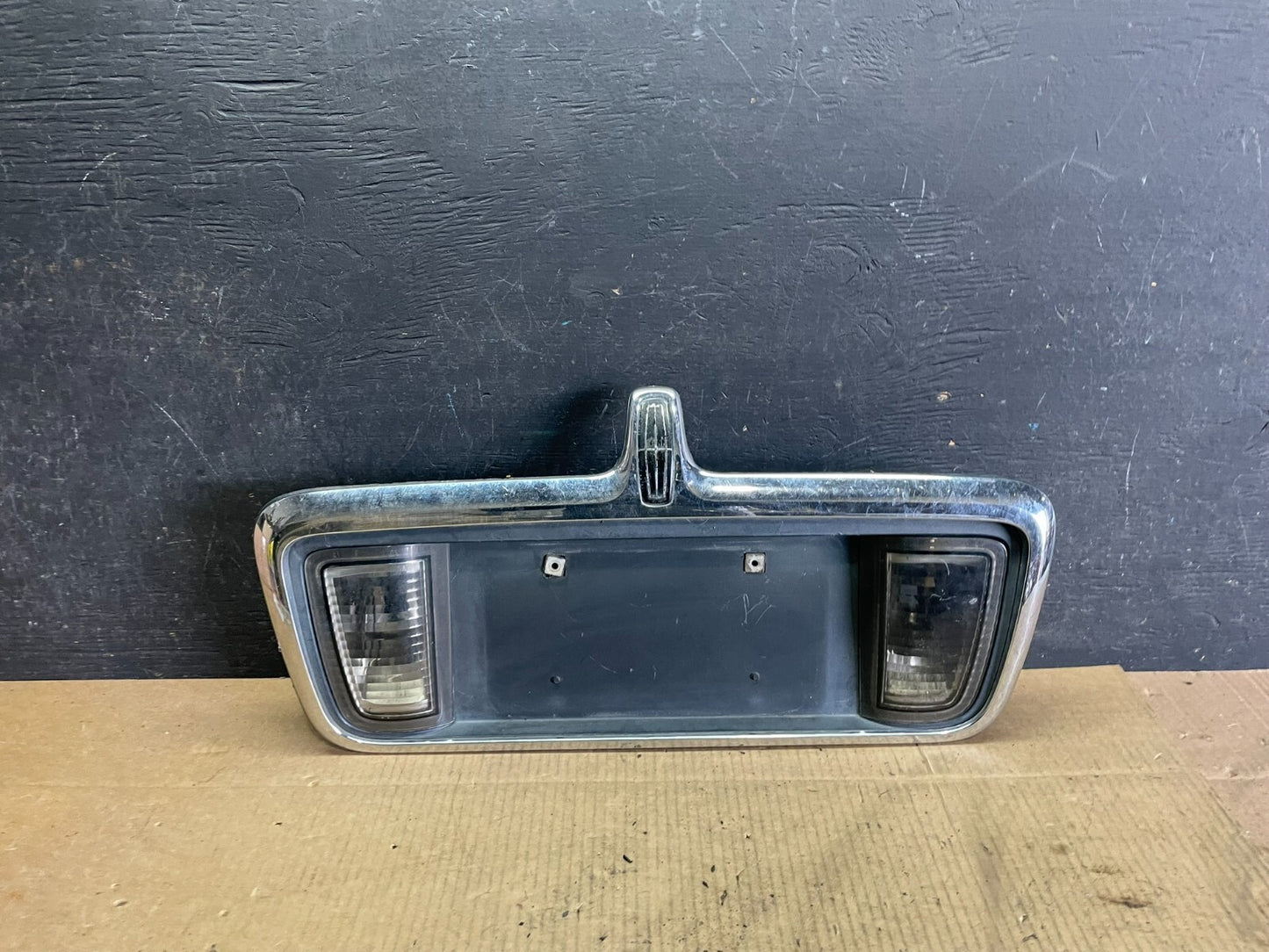 2003- 2006 Lincoln LS Rear Finish Panel Trunk Panel Chrome J4089 DG0