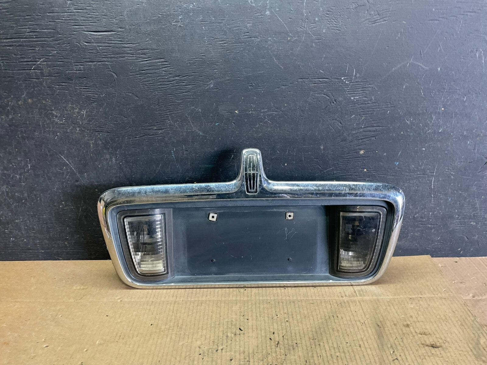 2003- 2006 Lincoln LS Rear Finish Panel Trunk Panel Chrome J4089 DG0