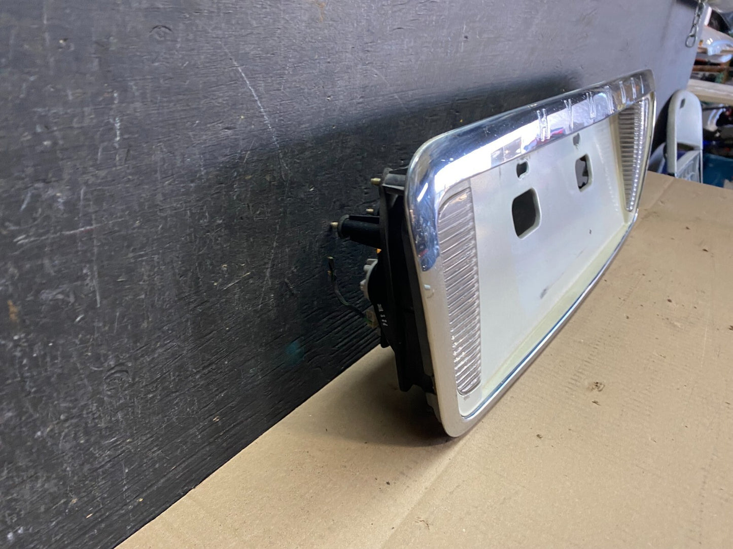 2003 - 2005 Hyundai Xg Trunk Lid Trim License Panel W Reverse Light i7414 DG2