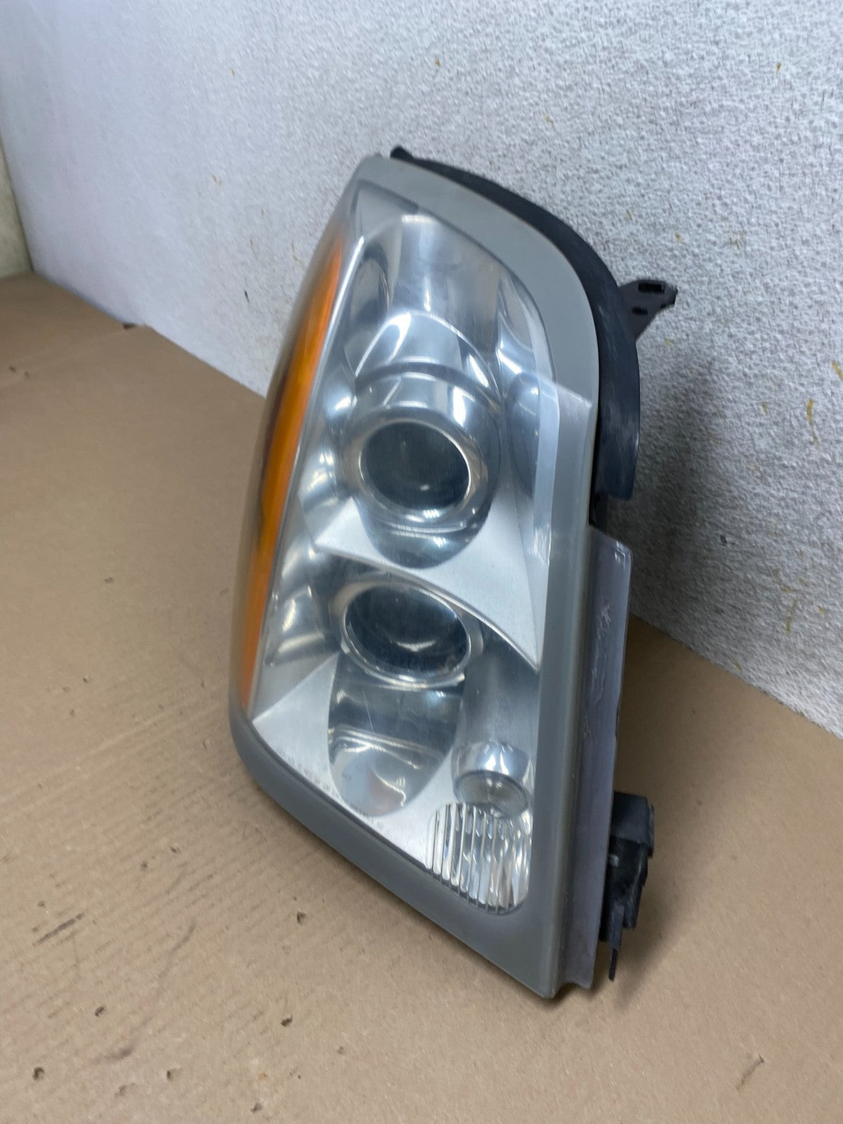 2004 to 2009 Cadillac SRX Right Passenger Side Halogen Headlight AJ2405 DW1