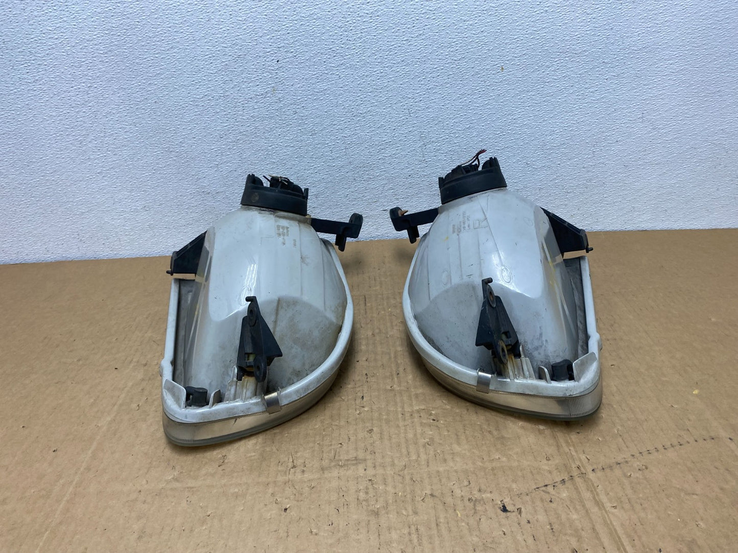 2001-2004 Toyota Sequoia Left+Right Side Halogen Headlights AC7717 DW9