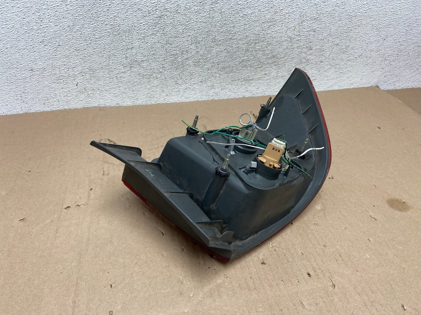 2000 2001 Lexus ES300 Outer Right Passenger RH Side Tail Light AG6674 LK4