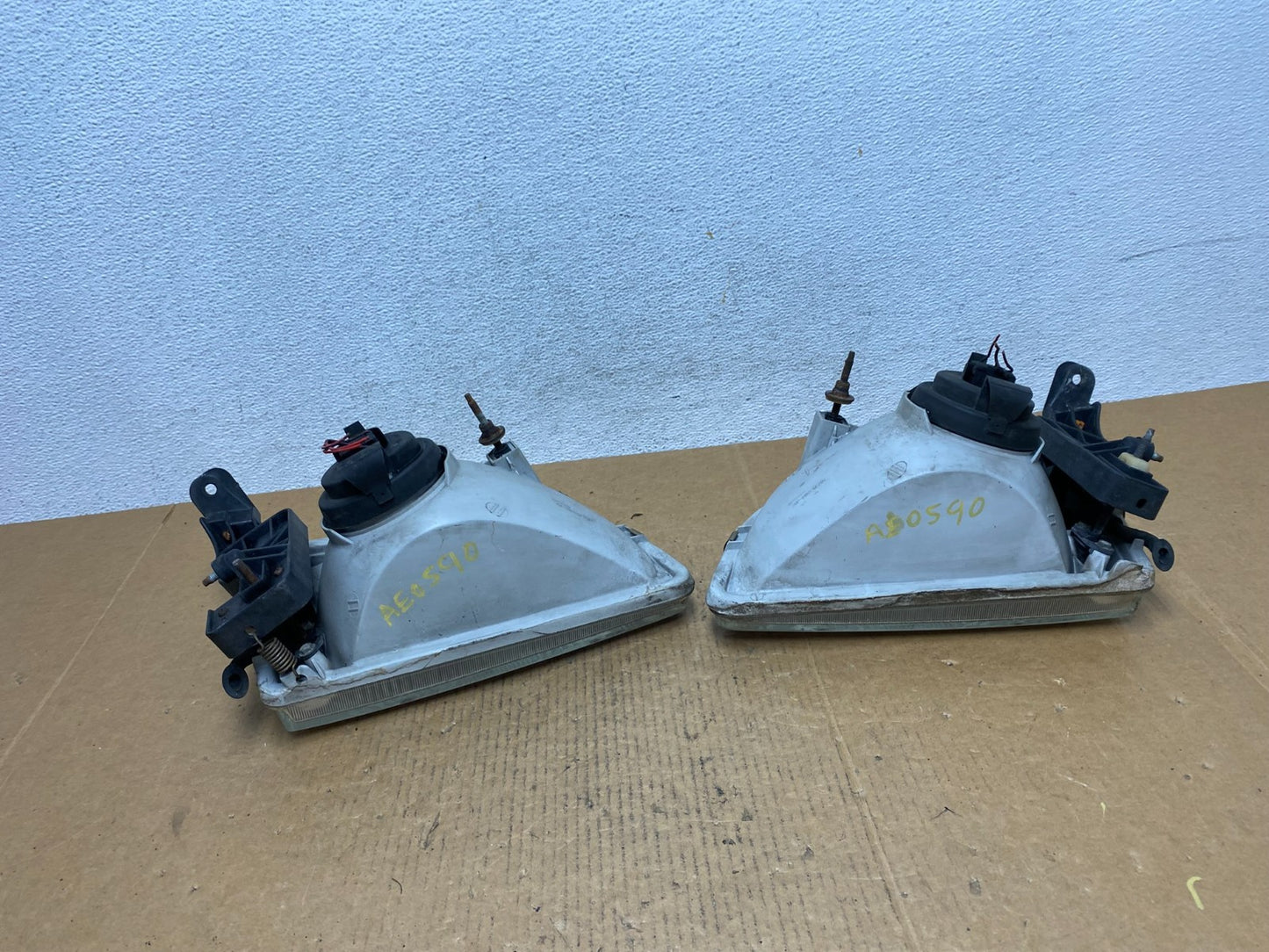 1998 to 2000 Toyota Sienna Left+Right Side Headlights AE0590 DW6