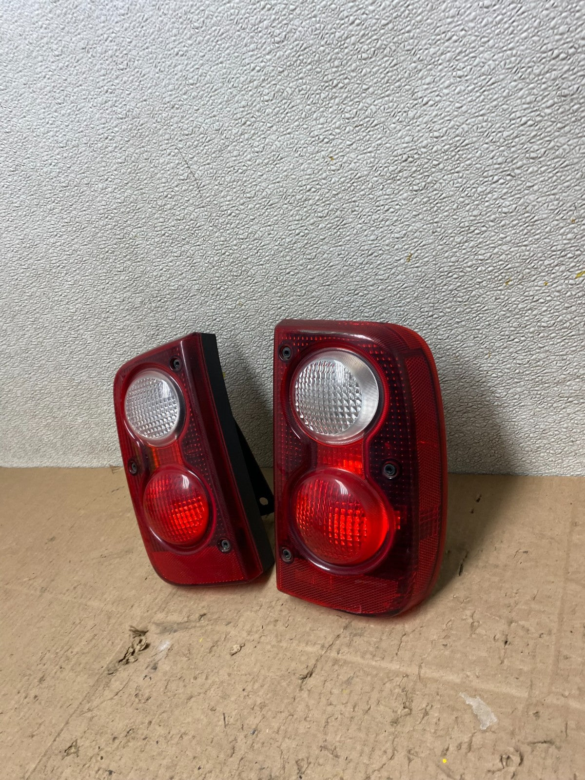 2004 to 2005 Land Rover Freelander Left+Right Tail Light OEM w2761 DG1