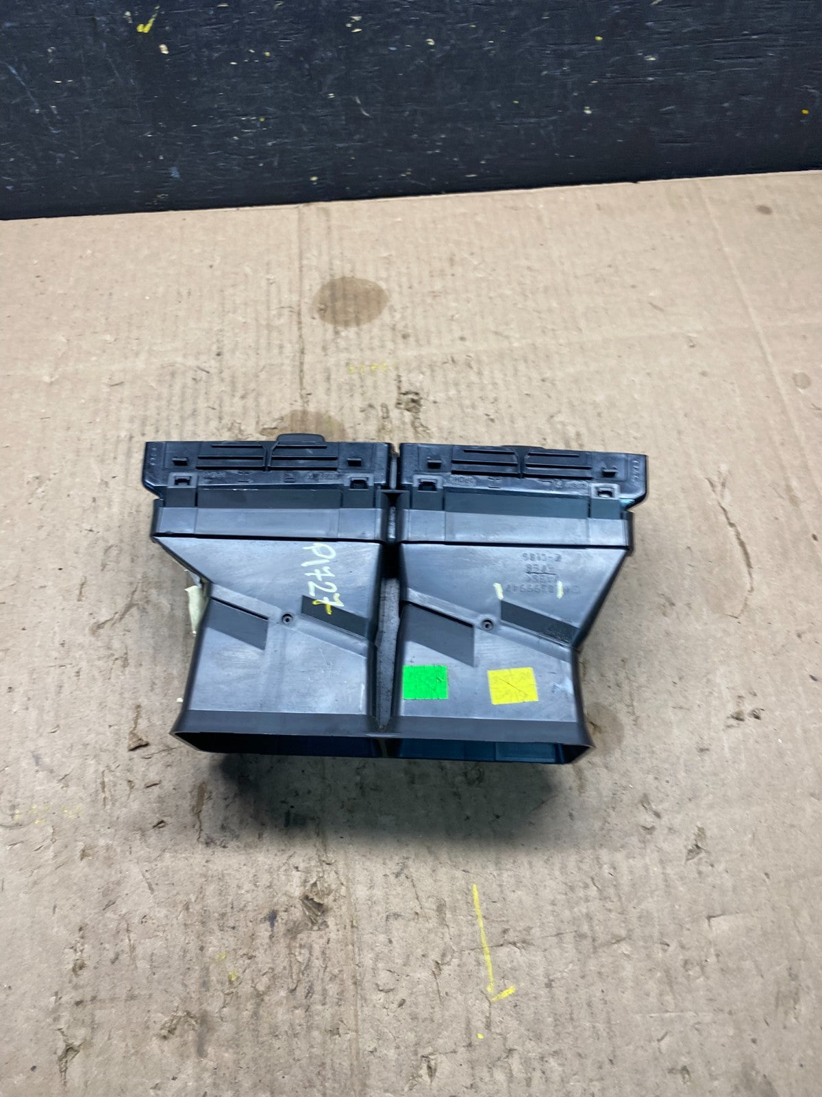 2007 to 2010 Saturn Outlook Dashborad Center Air Vent OEM p1727 DG4