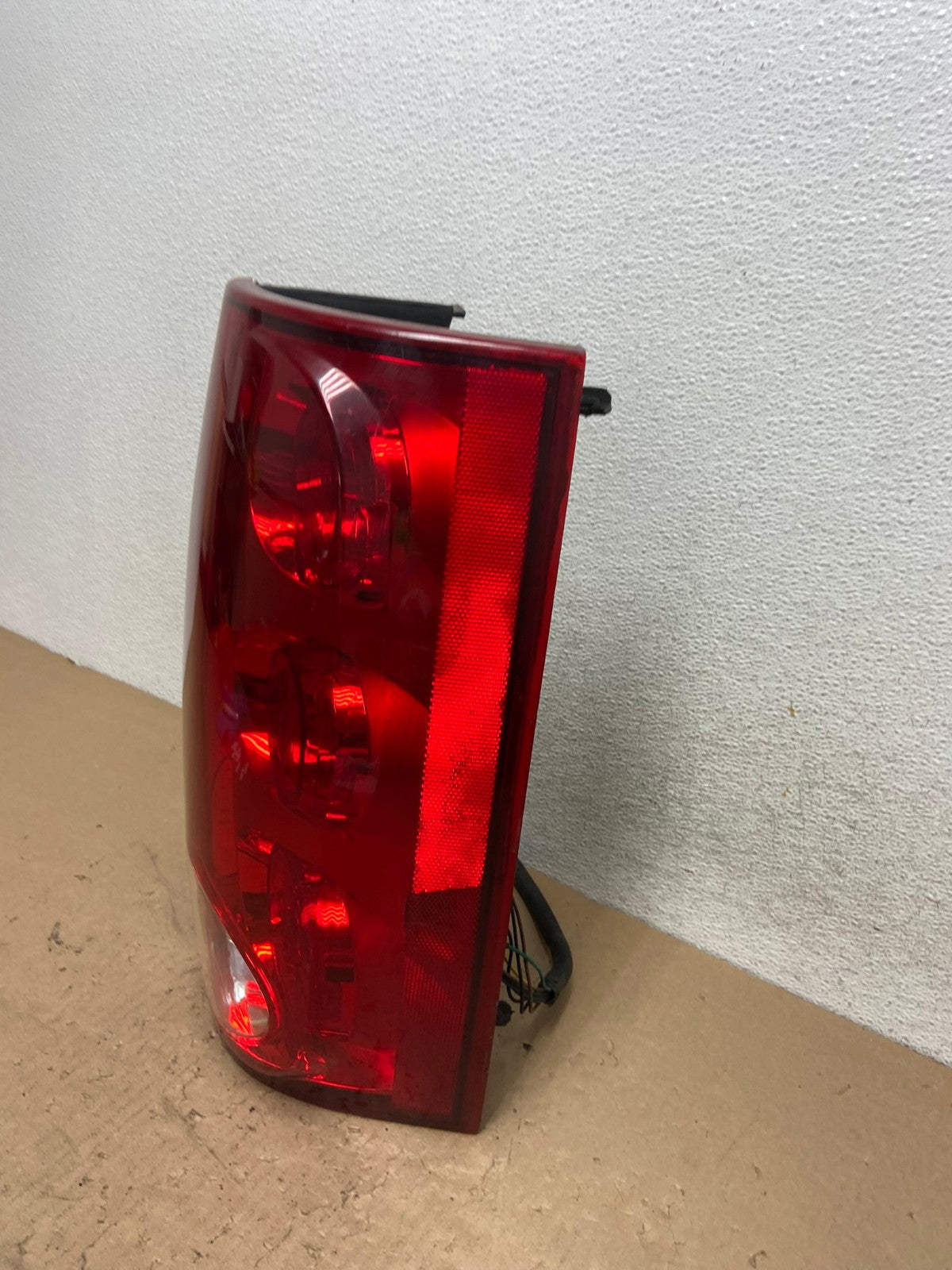 2007 to 2011 GMC Yukon Right Passenger RH Side Tail Light AG4433 LK1