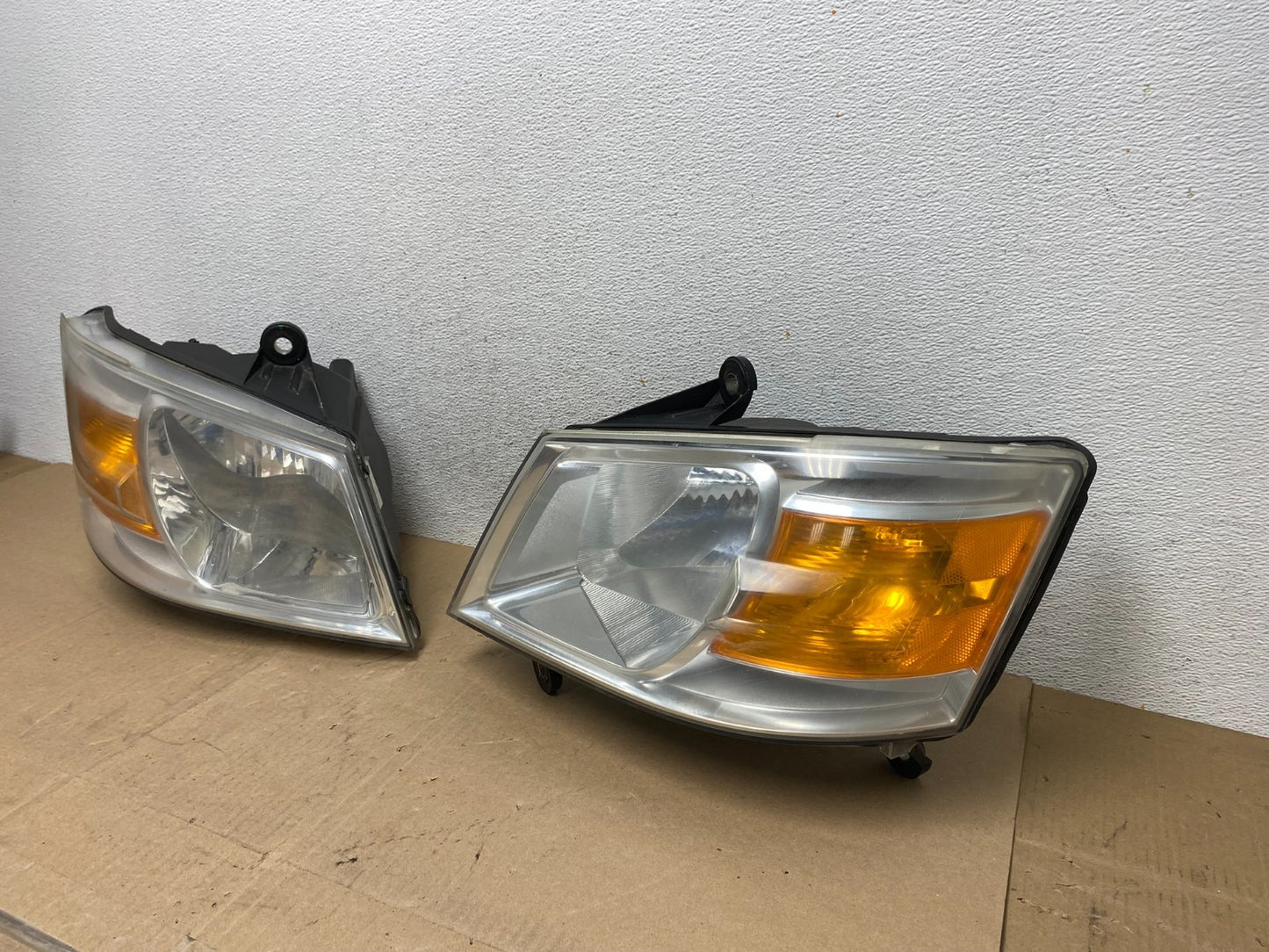 2008 to 2010 Dodge Caravan Left+Right Set Side Halogen Headlights AE6705 DW1