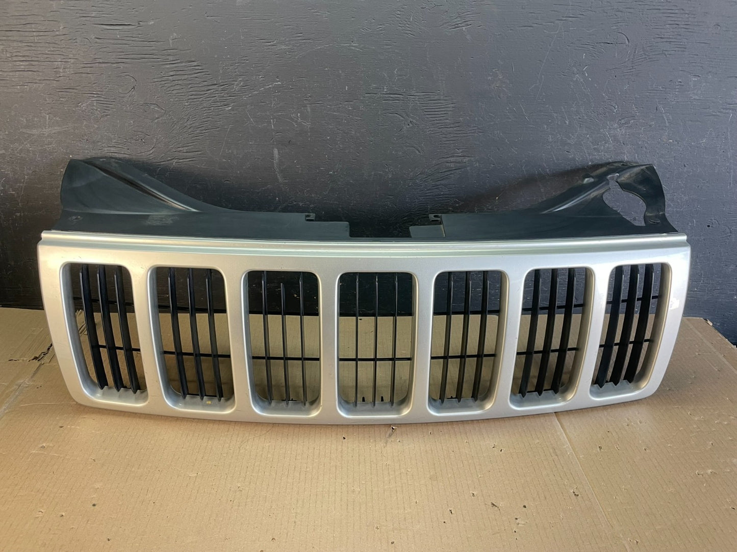 2005 2006 2007 Jeep Grand Cherokee Front Upper Grill Grille AE3593 DG0