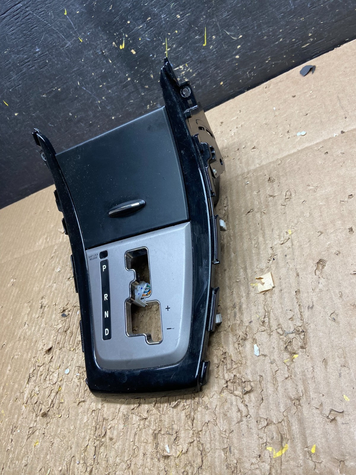 2011 - 2013 Hyundai Elantra Shifter Bezel Center Console Storage Oem v7723 DG2