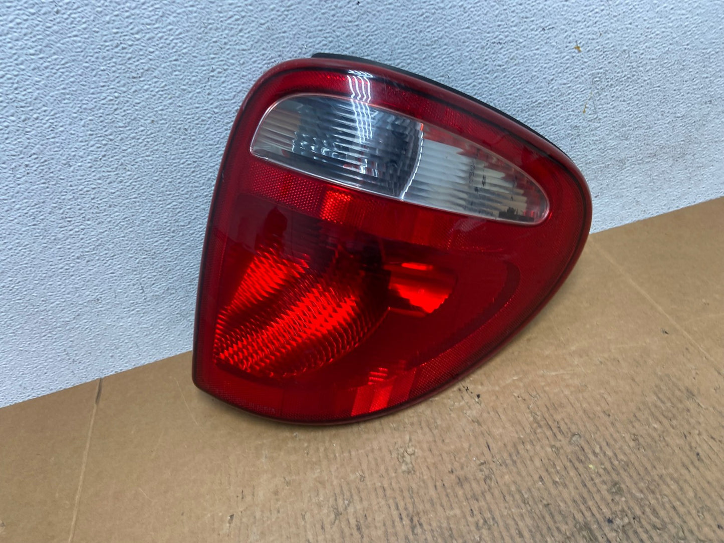 2004 - 2007 Dodge Grand Caravan Right Passenger Side Tail Light AE1528 LK0
