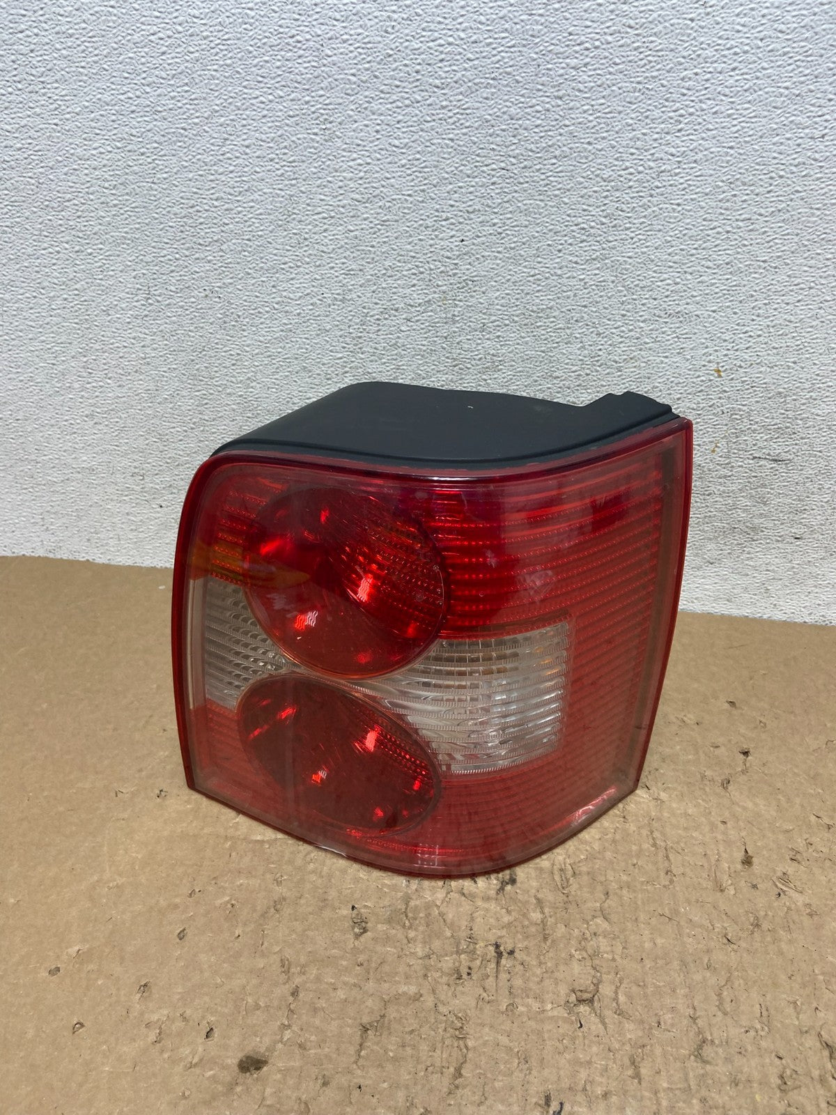 2000 to 2005 Volkswagen Passat B5 Wagon Rigt Passenger Side Tail Light AF8389 DG0