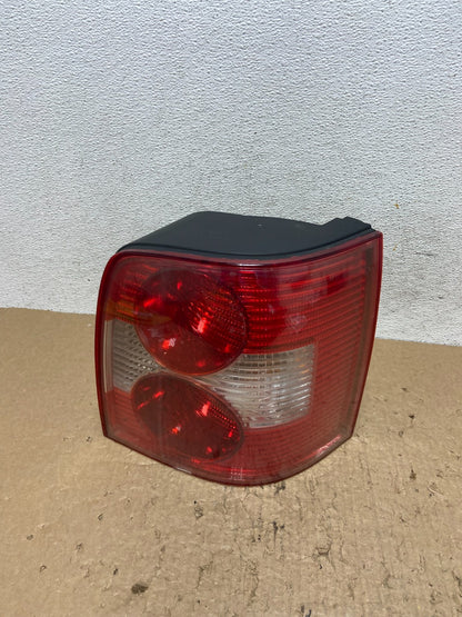 2000 to 2005 Volkswagen Passat B5 Wagon Rigt Passenger Side Tail Light AF8389 DG0