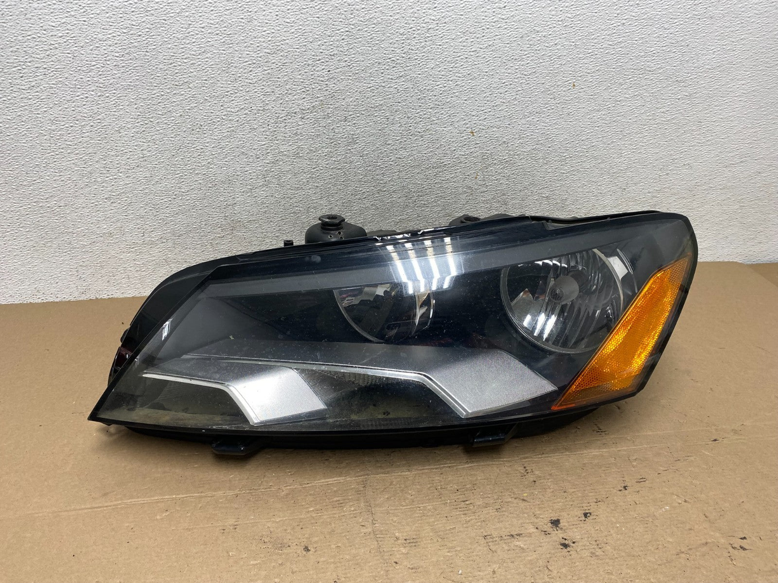 2012-2015 Volkswagen Passat Left Driver LH Side Halogen Headlight AF4746 DW0