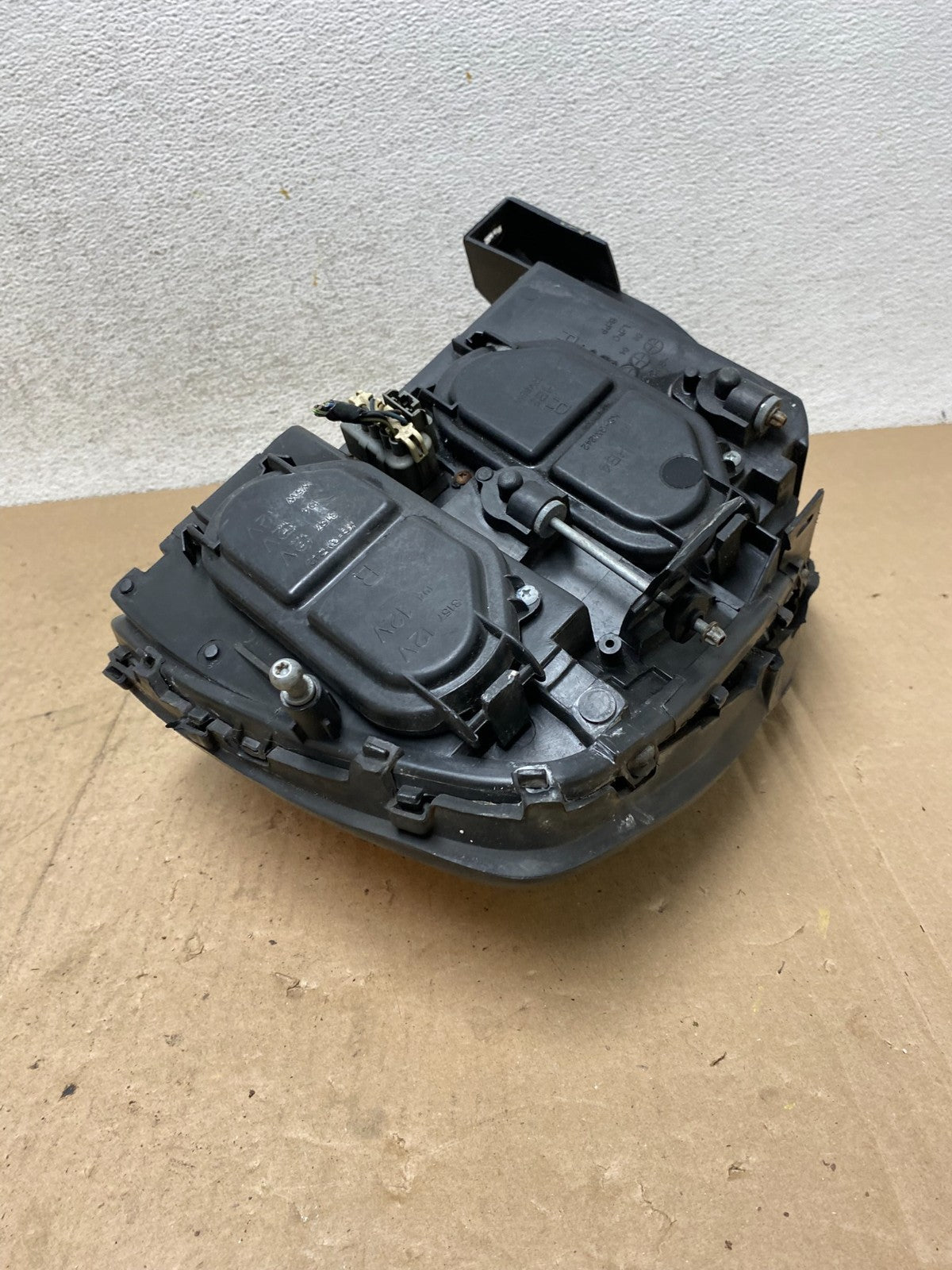 2000 to 2005 Cadillac Deville Right Passenger RH Side Headlight AG4699 DW8