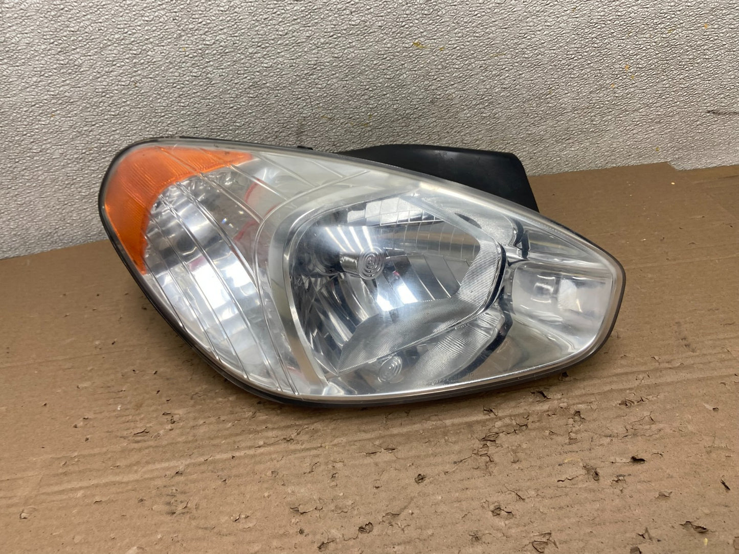 2006 to 2011 Hyundai Accent Sedan Right Passenger  Halogen Headlight AB1645 DW0