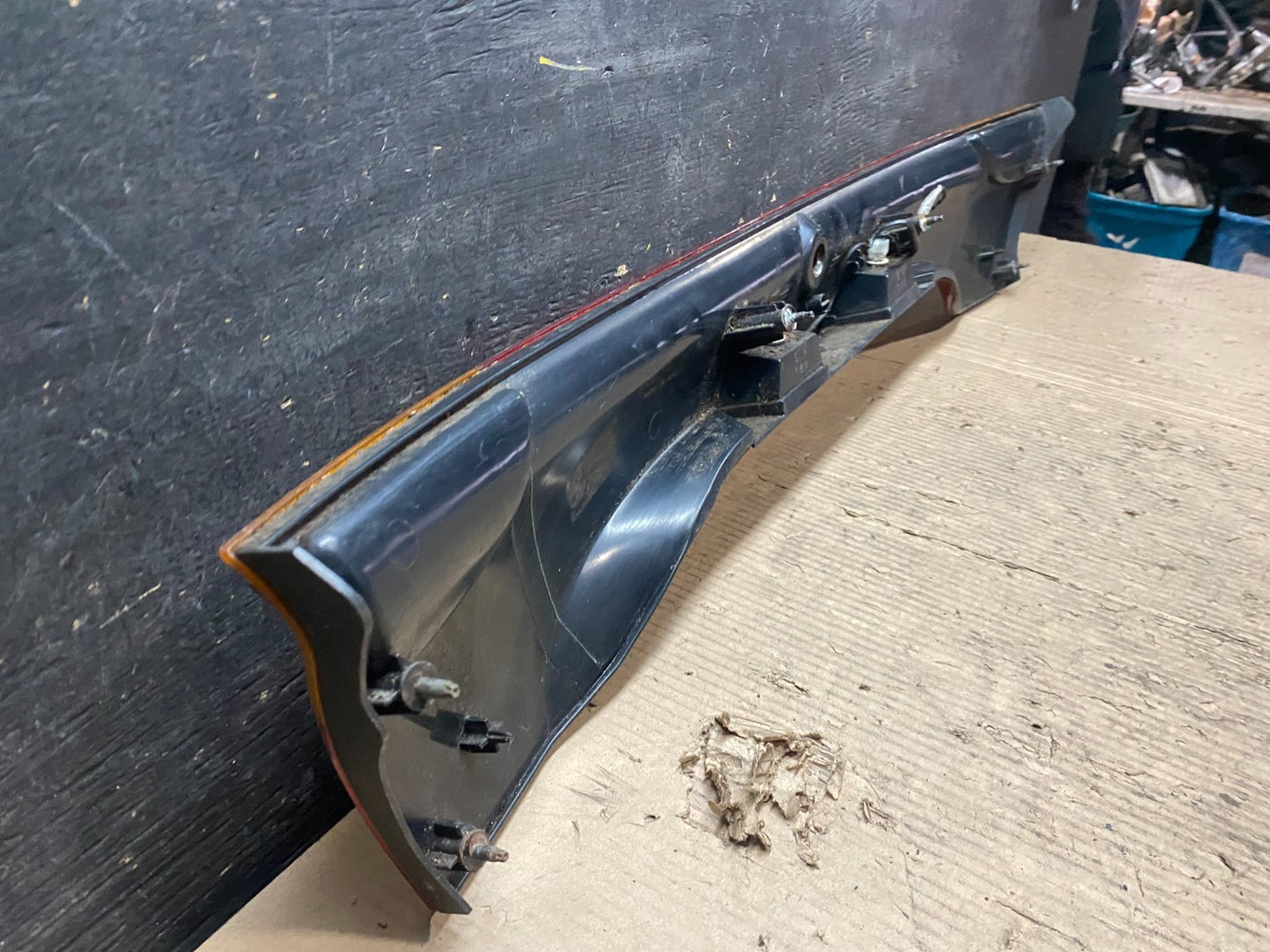 2001 to 2002 Saturn SC1 Trunk Rear Center Tail Light Panel OEM V4163 DG6