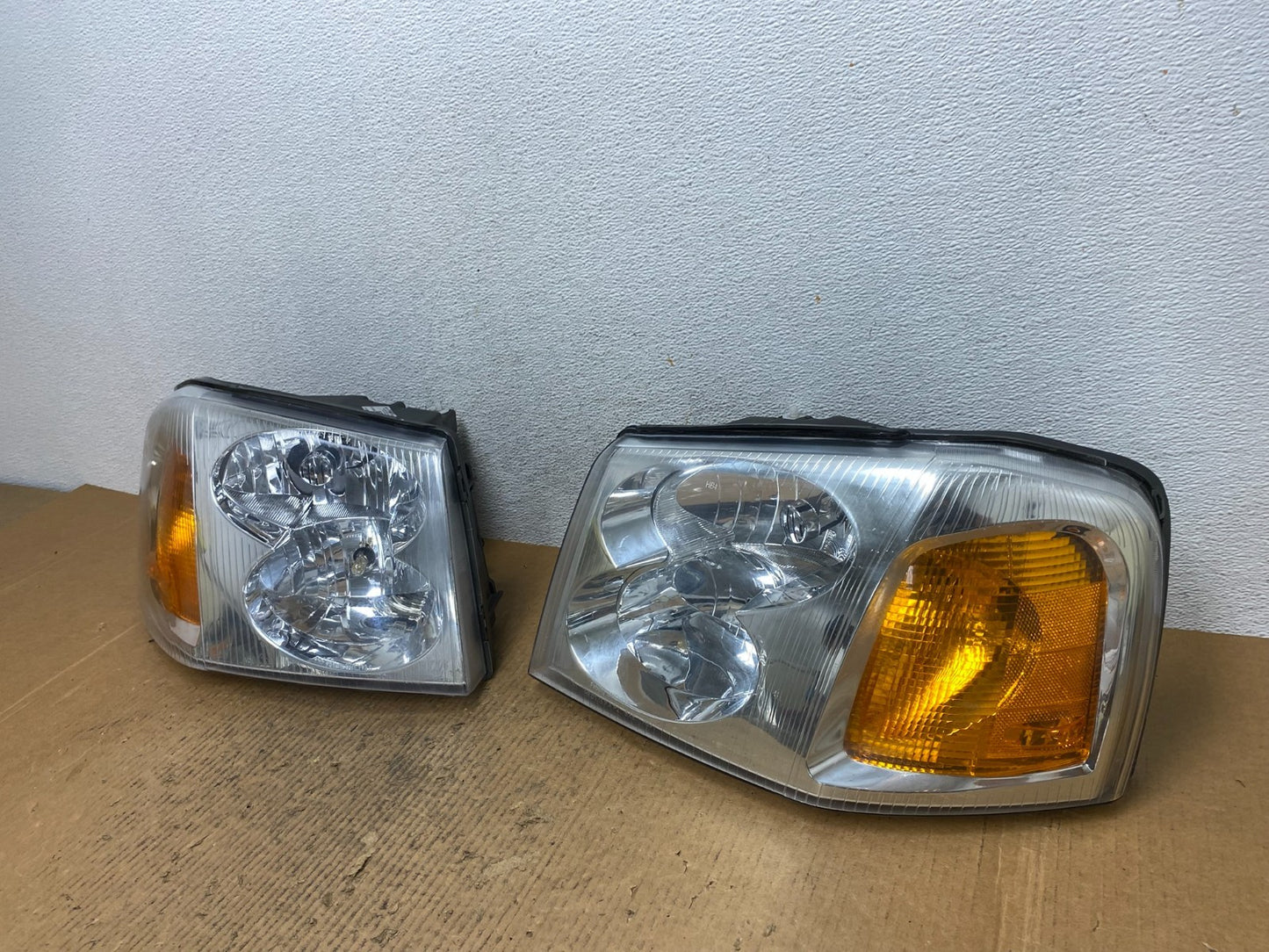 2002 to 2009 Gmc Envoy Left+Right Set Headlights Halogen AE1481 DW1