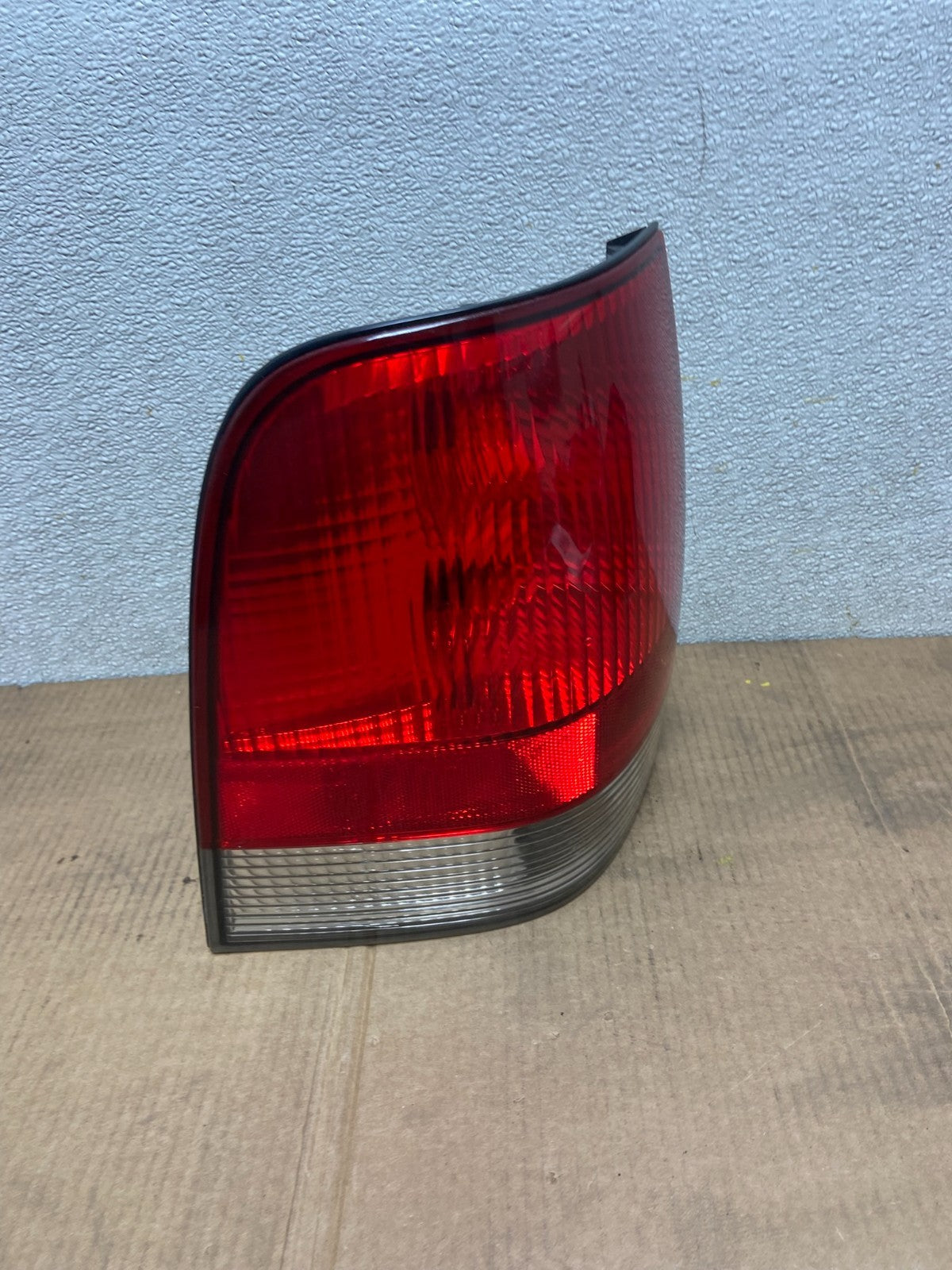 2003 2004 2005 Lincoln Aviator Left Driver LH Side Tail Light OEM AA5284 DW2