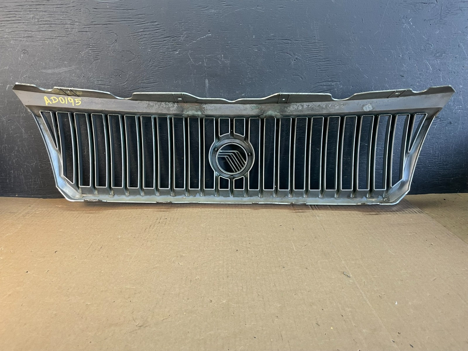 2002 to 2005 Mercury Mountaineer Front Upper Grill Grille AD0195 DG3
