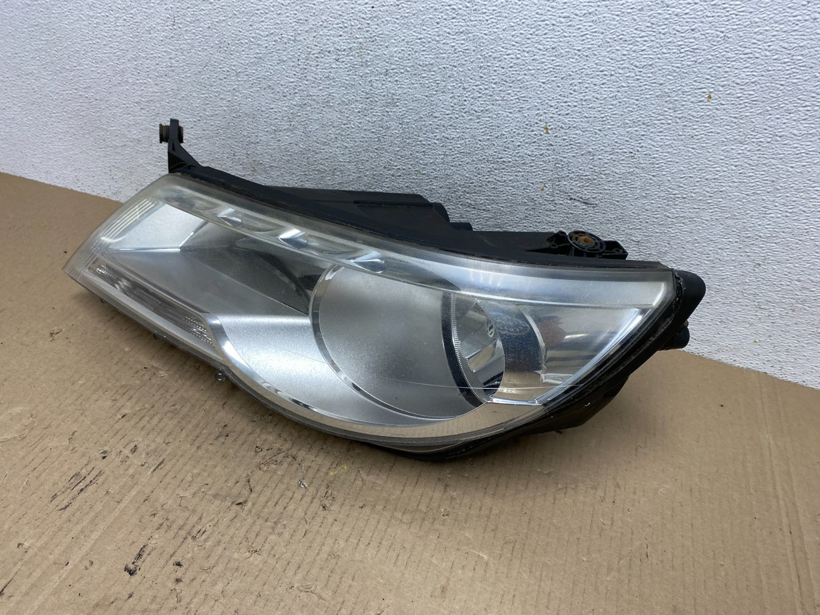 2009 to 2011 Volkswagen Tiguan Left Driver LH Halogen Headlight AF5880 DW1