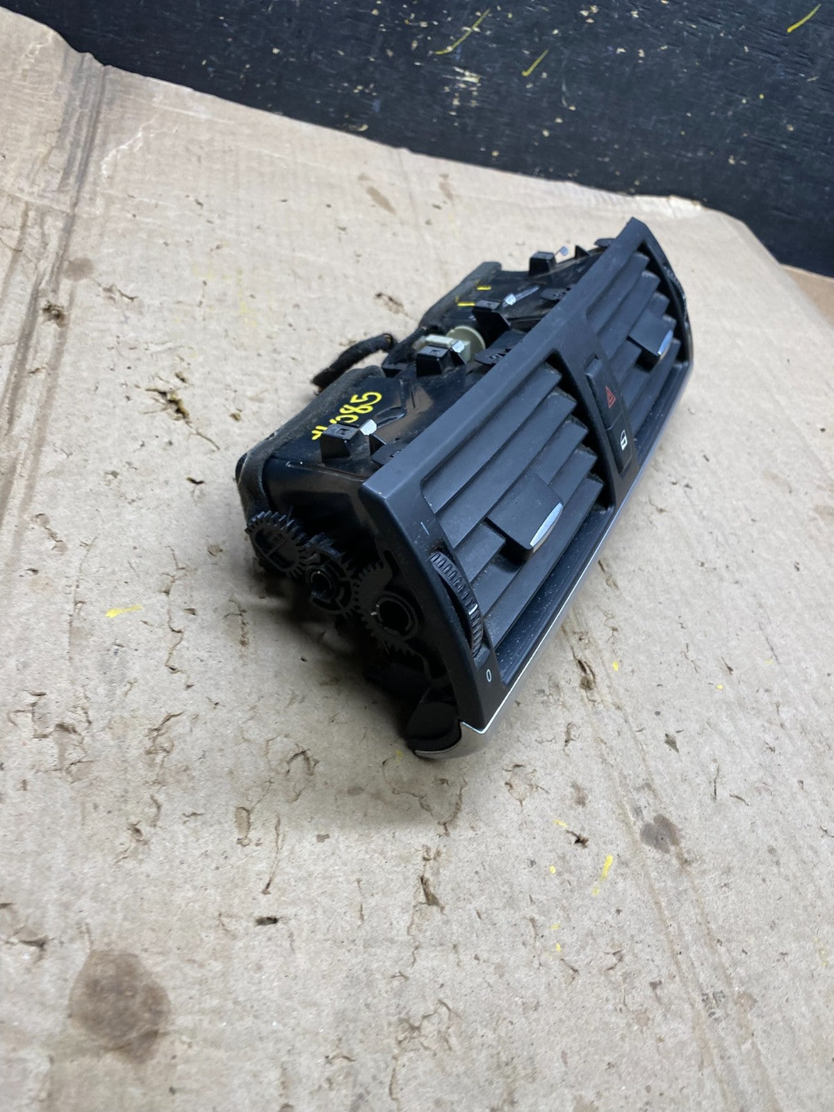 2010 to 2013 BMW X5 X6 Center Console Dash Air Vent OEM X6085 DG1