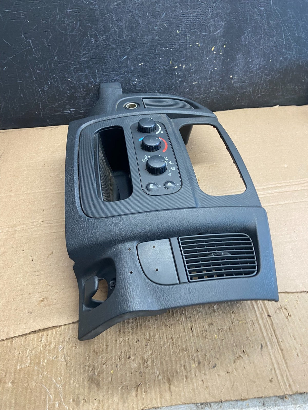 2002 to 2005 Dodge Ram Radio Climate Control Dash Air Vent Bezel Trim af1991 DG2