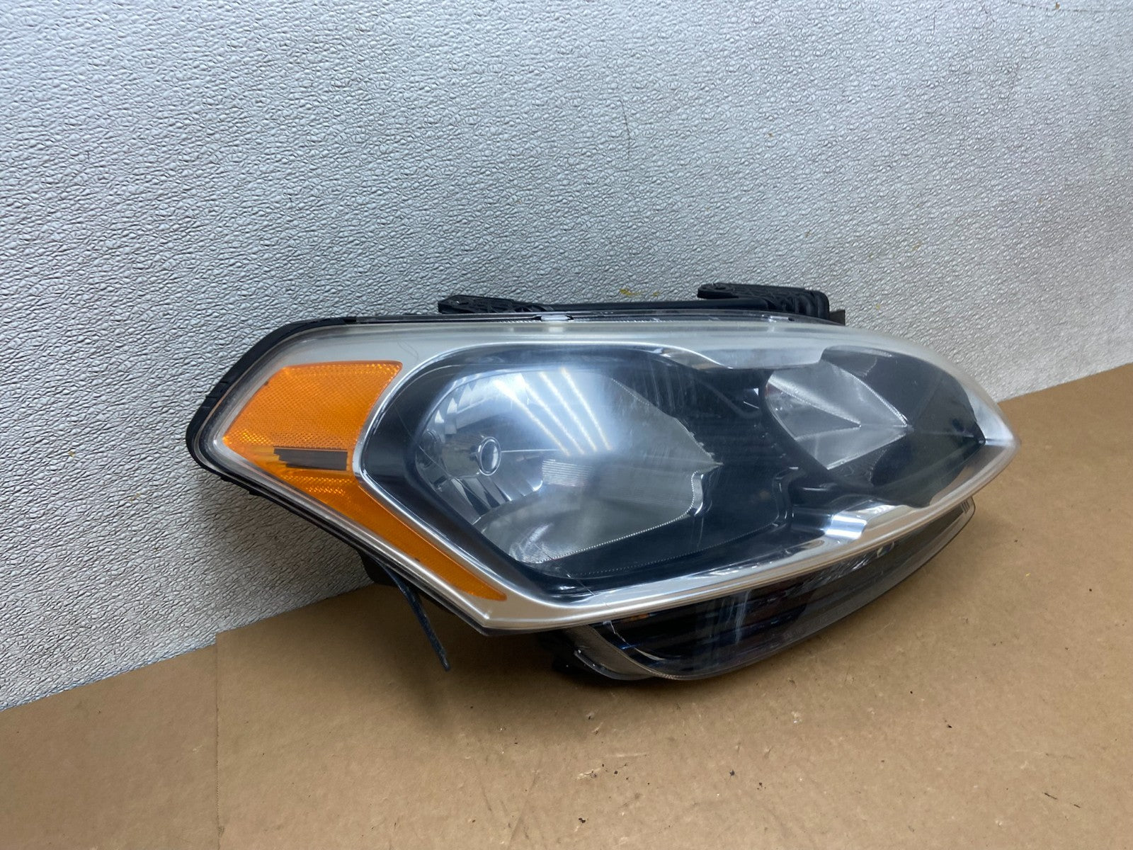 2012 - 2013 Kia Soul Right Passenger RH Headlight Halogen Z6672 DW2