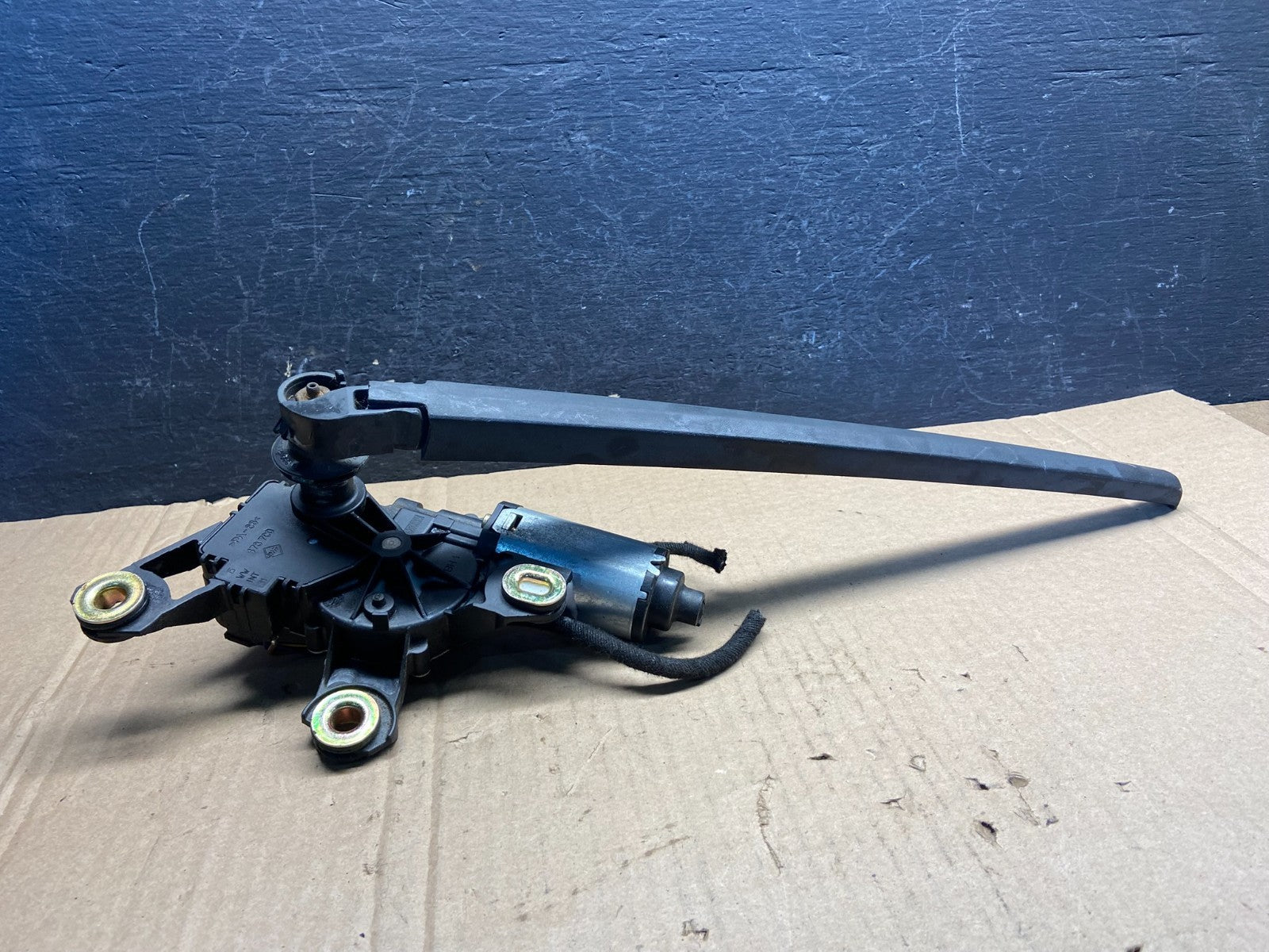 2007 to 2015 Audi Q7 Rear Windshield Washer Wiper Motor AE2327 DG1