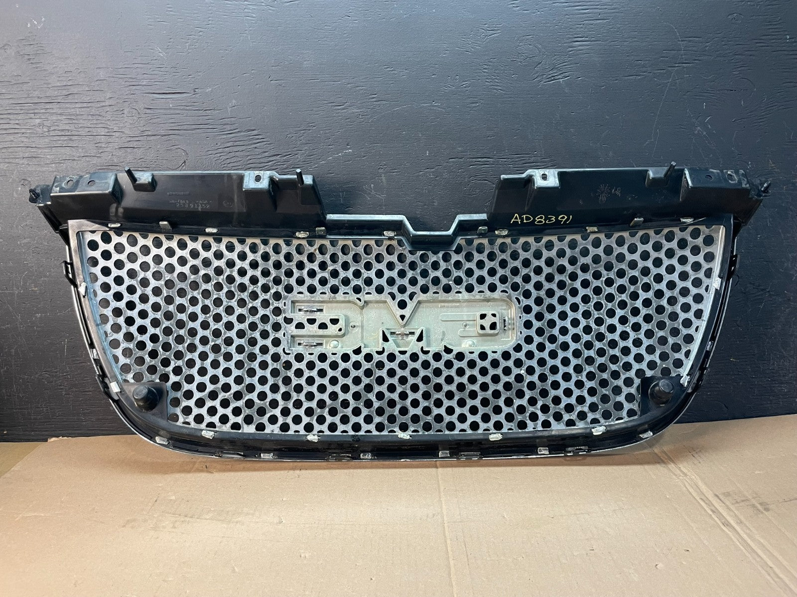 2007 to 2014 GMC Yukon Denali Front Upper Grille Grill AD8391 DG3