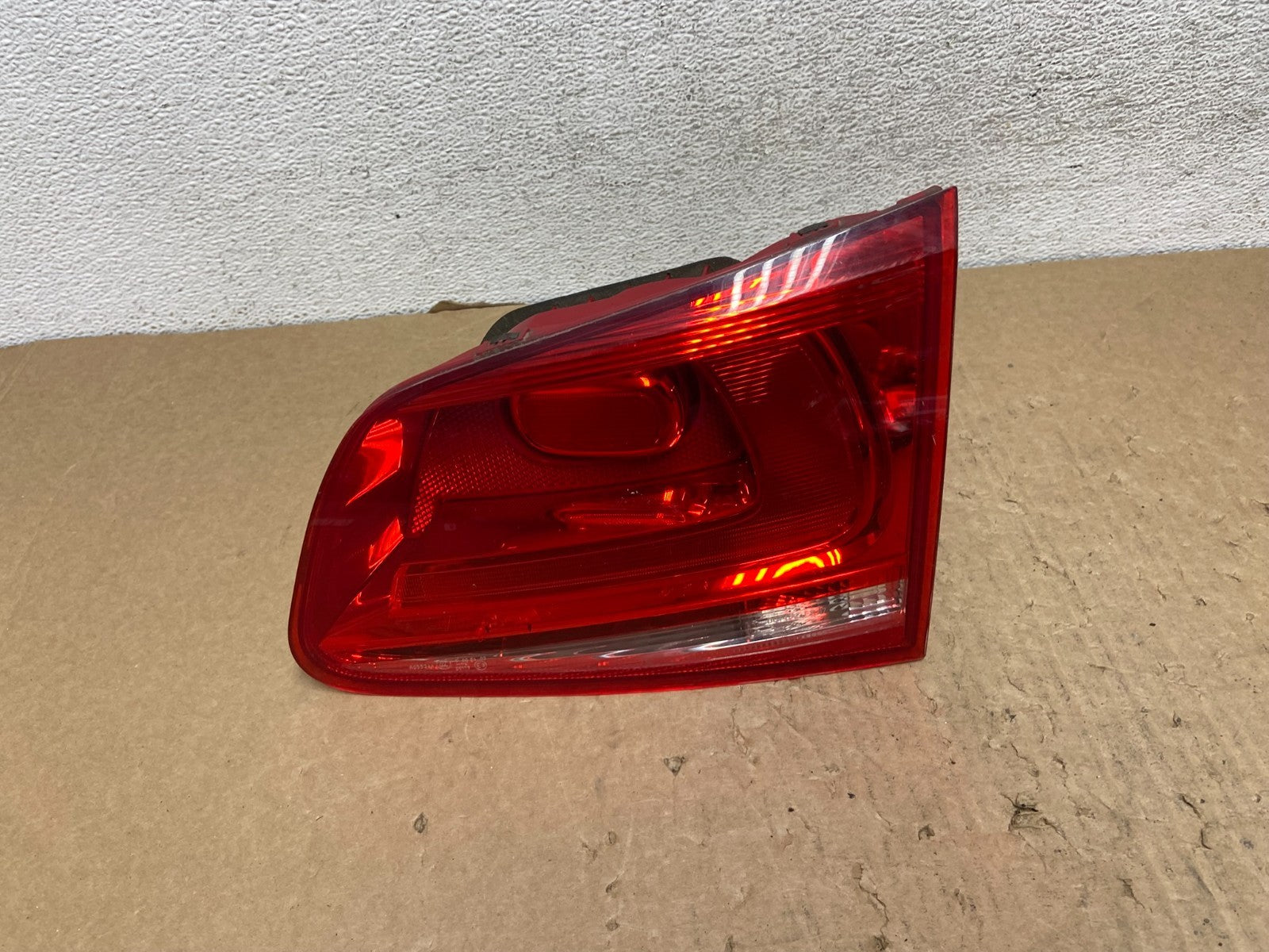 2011-2014 Volkswagen Touareg Right Passenger Side Inner Tail Light AF7960 GD0