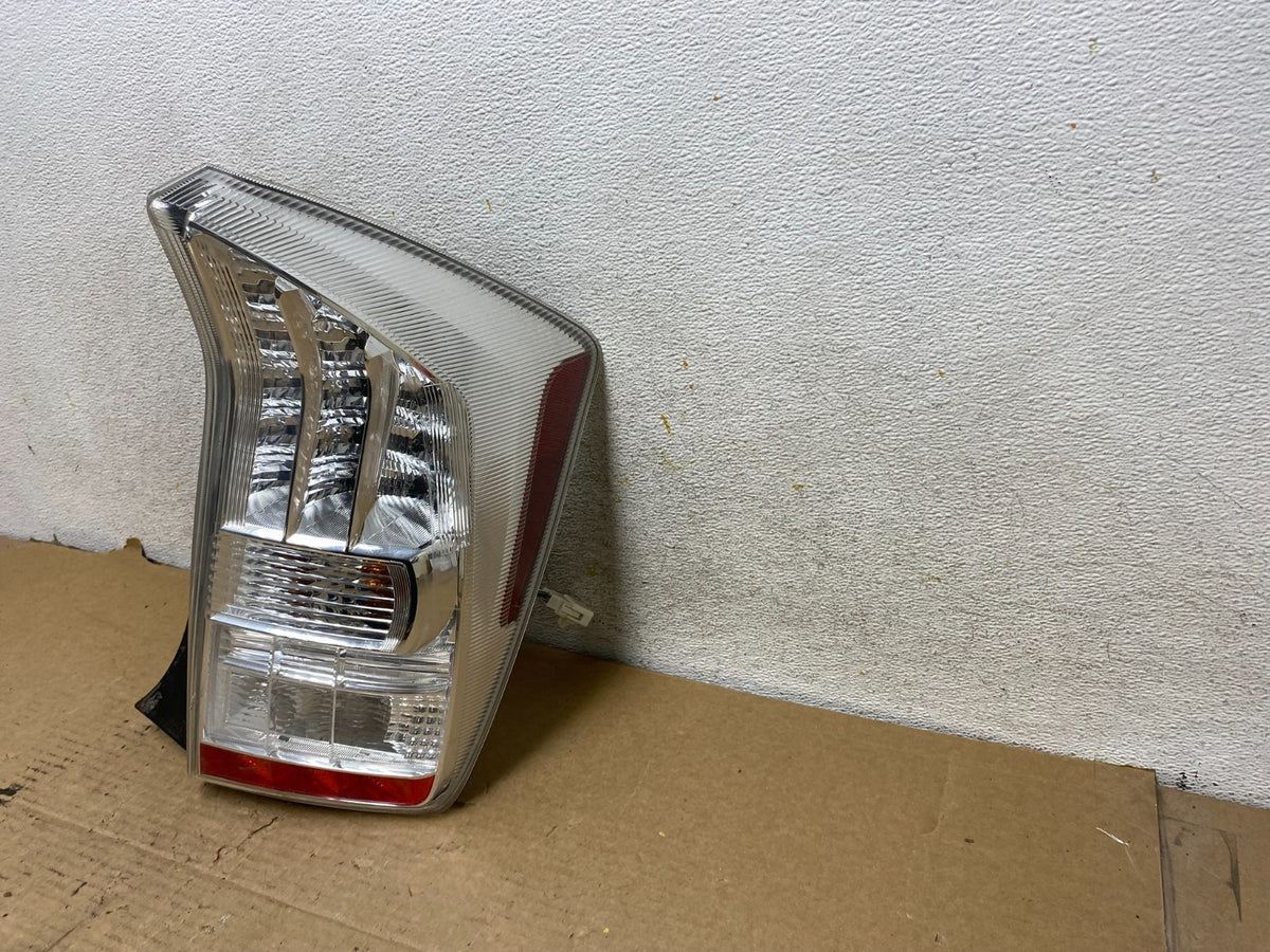 2010 2011 Toyota Prius Tail Light Right Passenger Side AH8100 DW2
