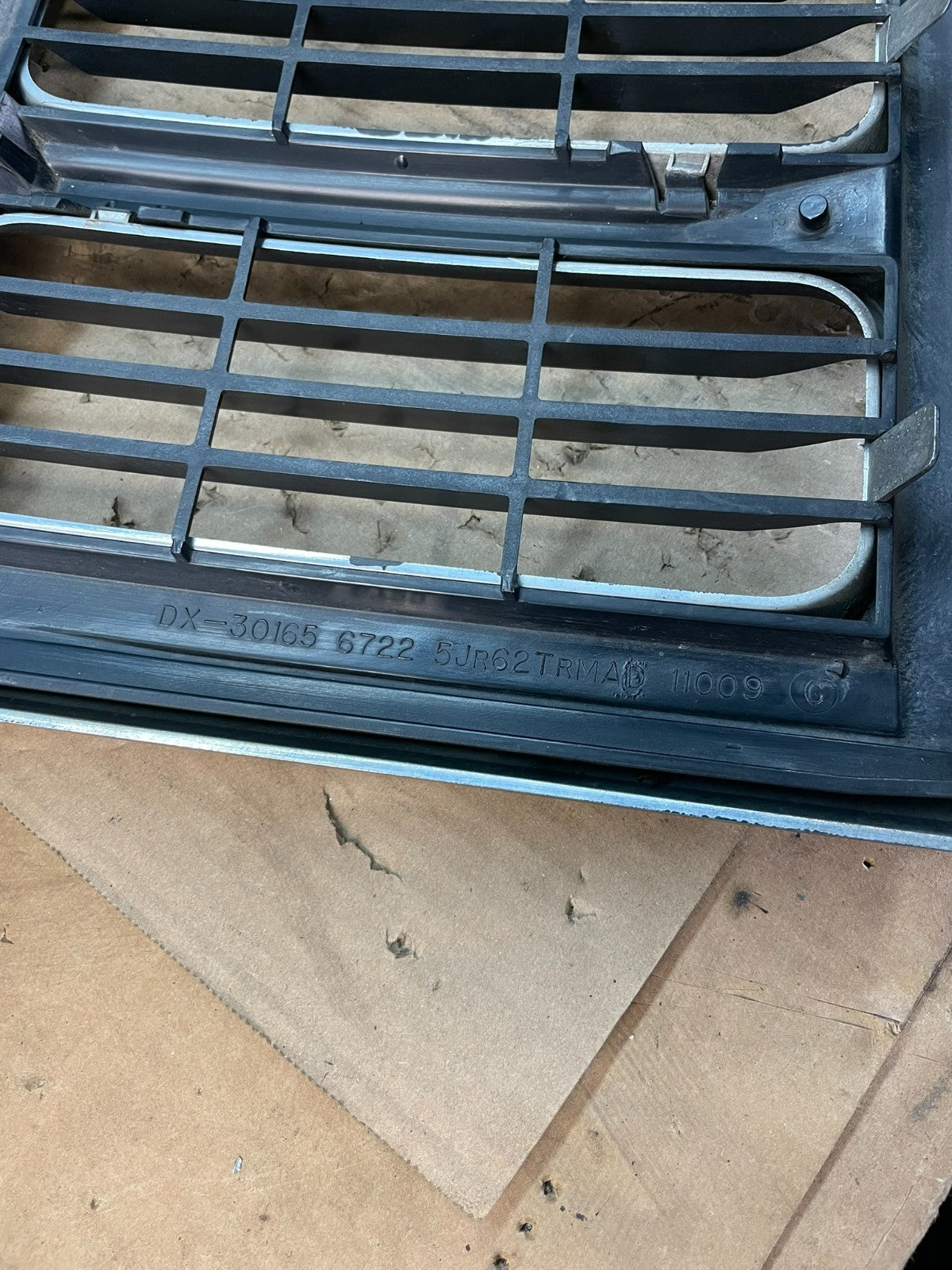 2006 to 2010 Jeep Commander Front Upper Grill Grille OEM AA7986 DG6