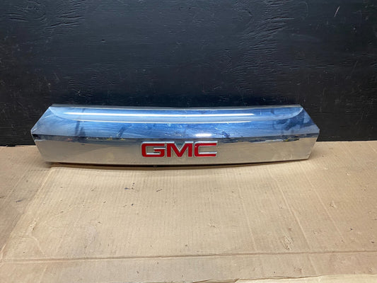 2011-2015 GMC Terrain Tailgate Chrome Finish Molding with Camera Oem E32200