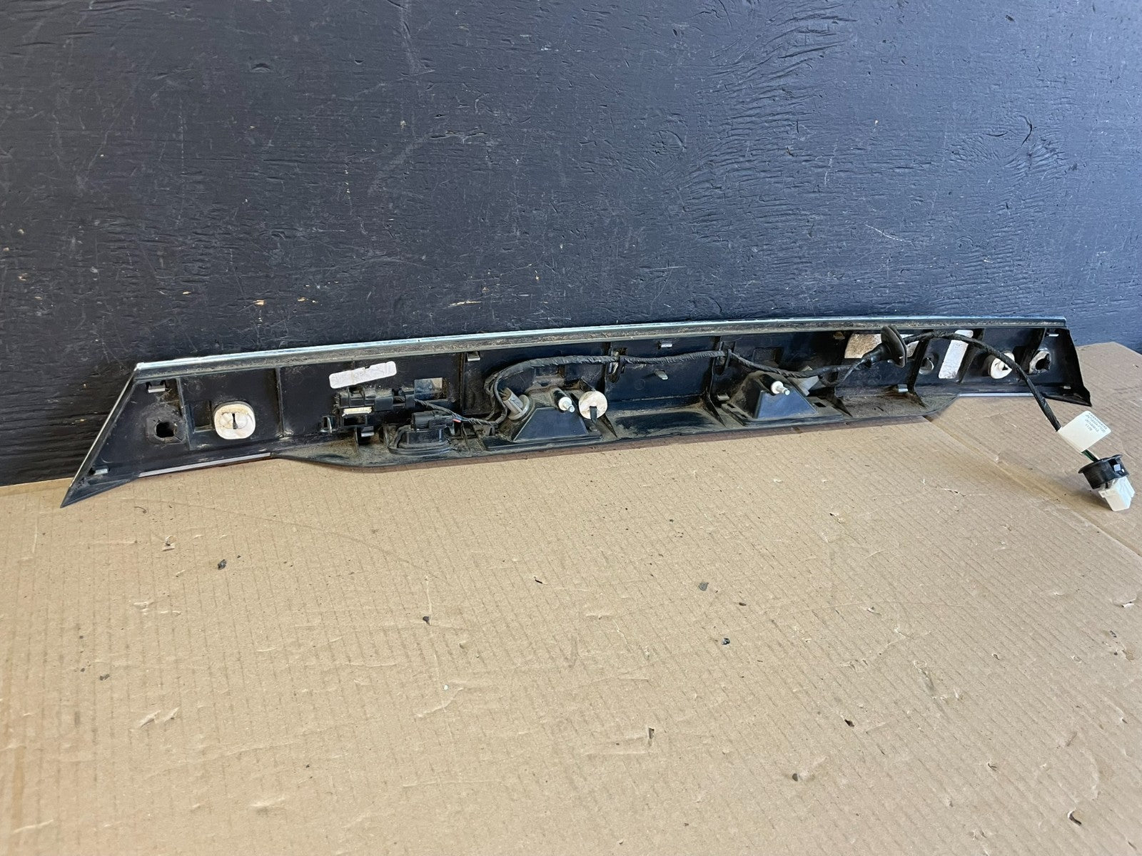 2011-2013 Jeep Grand Cherokee Liftgate Garnish Molding Trim W/O Camera AE3639 DG4