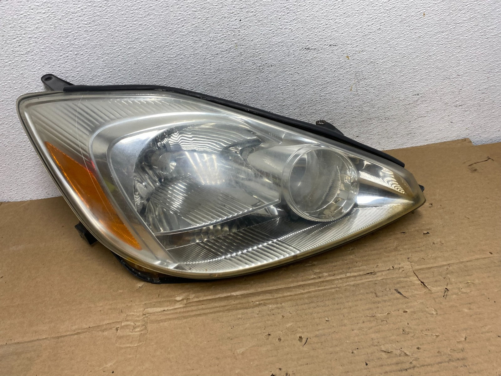 2004-2005 Toyota Sienna Right Passenger Halogen Headlight AD3963 DW0