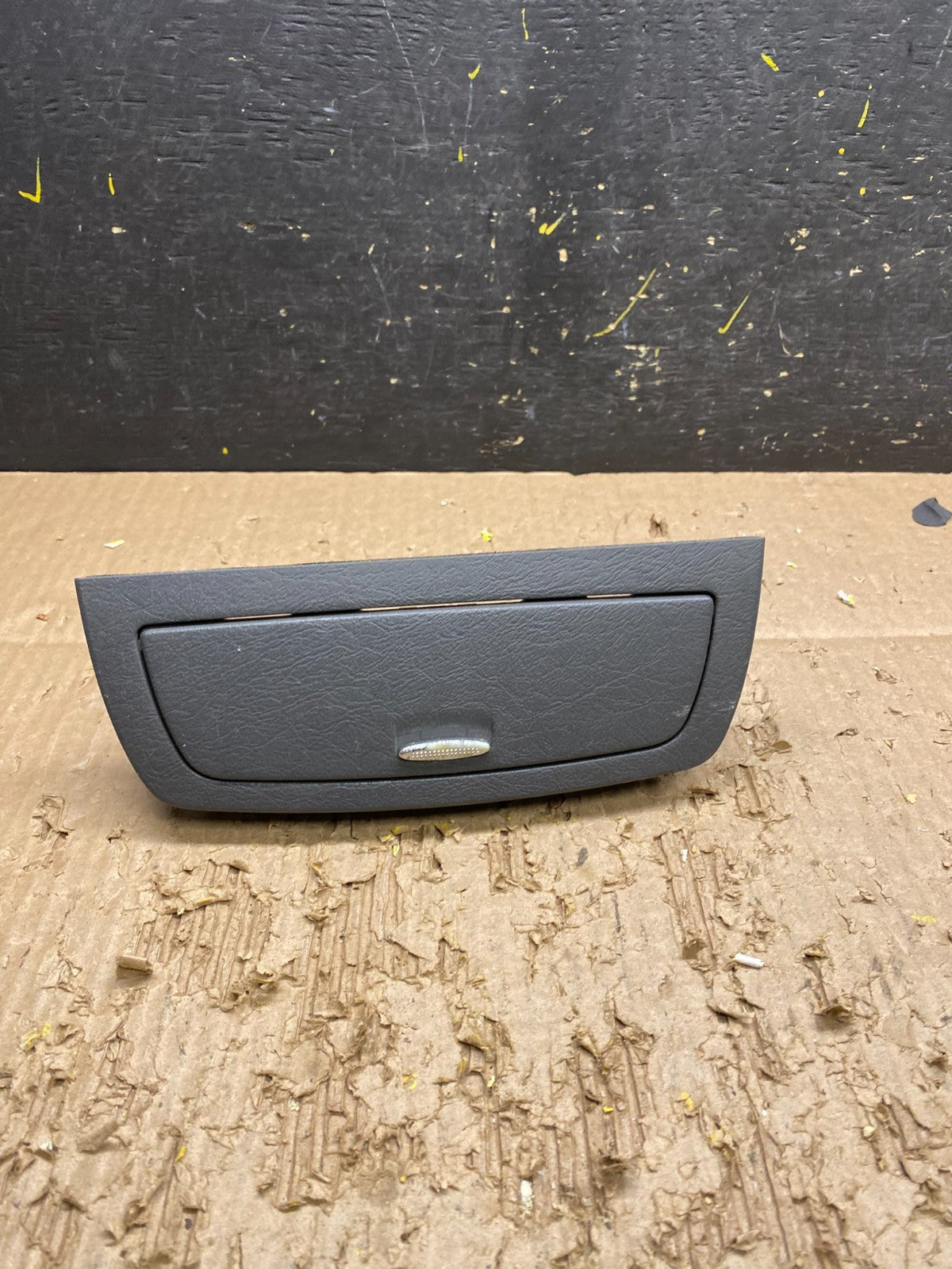 2004 2005 2006 Kia Amanti Center Console Storage Ash Tray OEM V7610 DG0