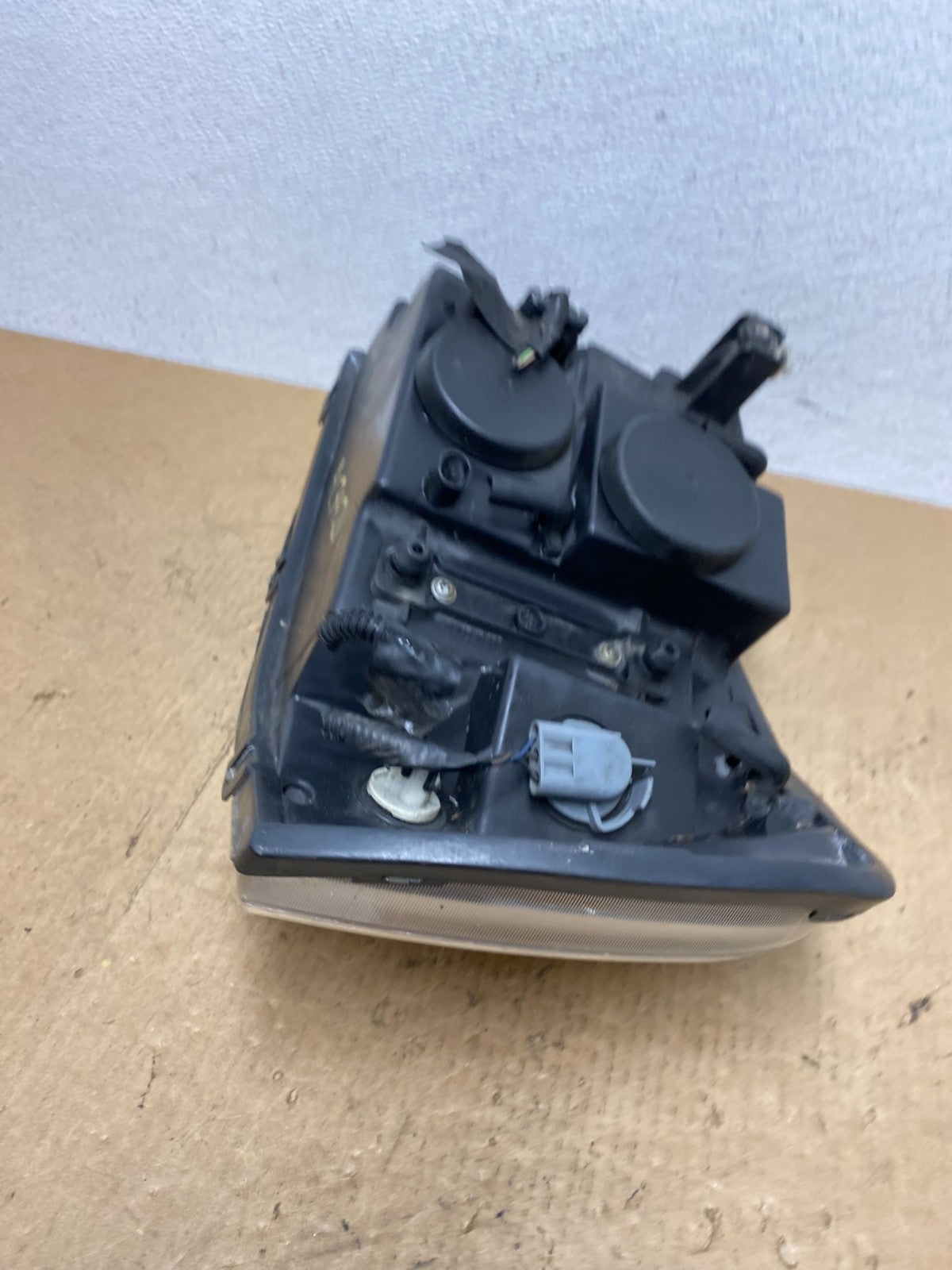 2002 to 2009 Gmc Envoy Right Passenger RH Side Headlight Halogen AC3421 DW6