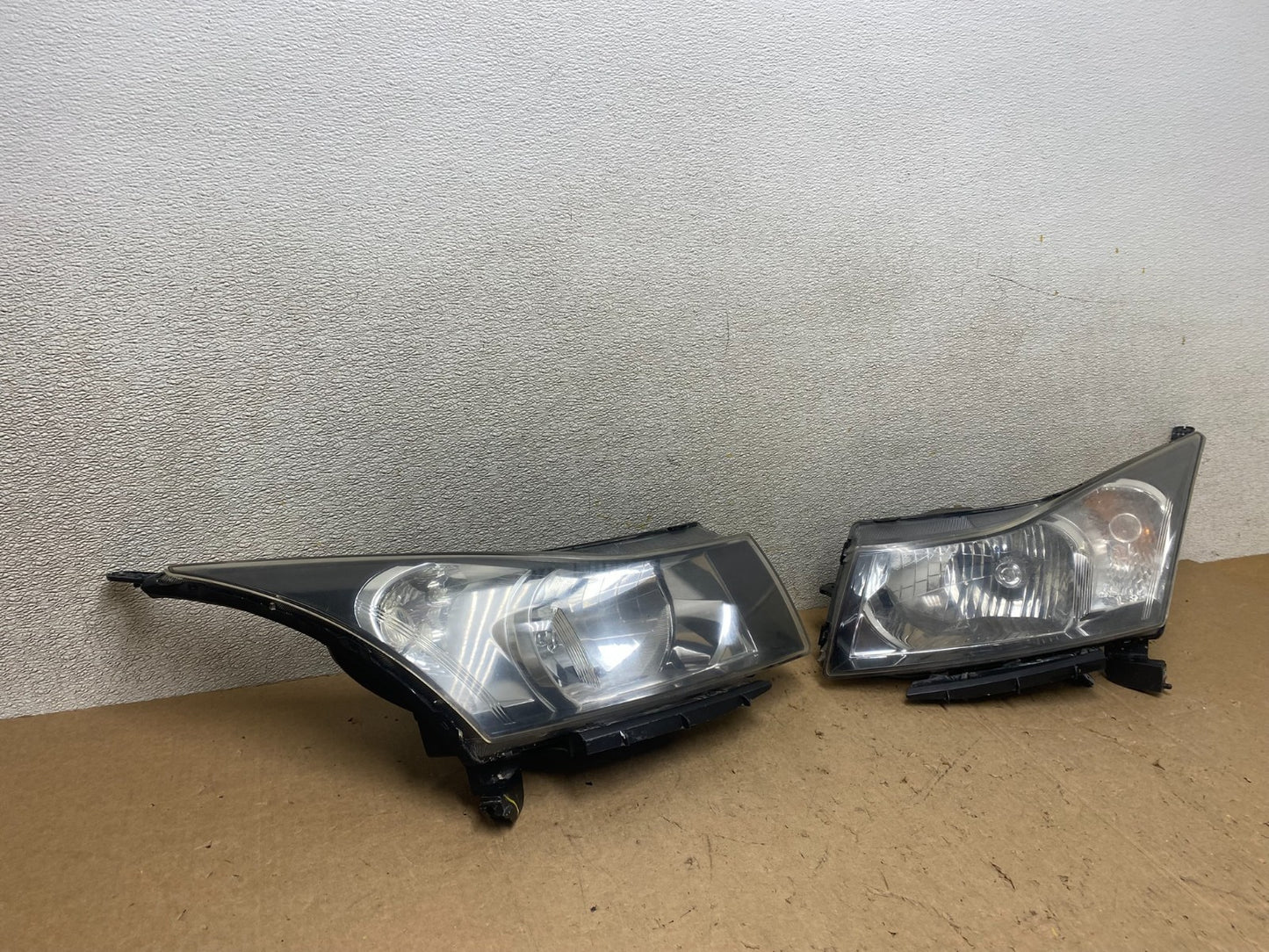 2011 to 2015 Chevrolet Cruze Halogen Left+Right Set Headlights W9032 DW2