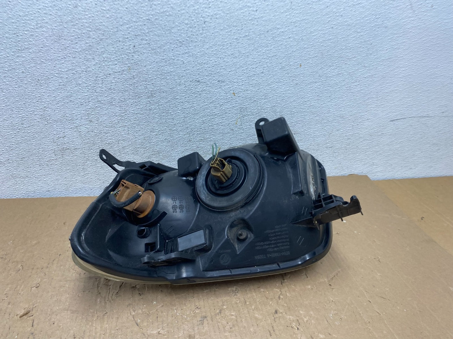 2008 to 2011 Mercury Mariner Right Passenger RH Side Halogen Headlight AD8215 DW5