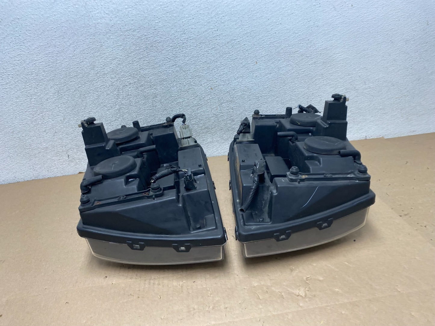 2006 - 2009 Chevrolet Trailblazer Left+Right Headlights Flush Half Bar AG5778 DW11