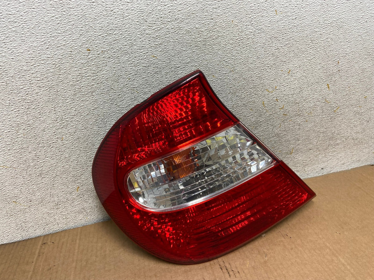 2002 2003 2004 Toyota Camry Left Driver LH Side Tail Light AI8410 LK0
