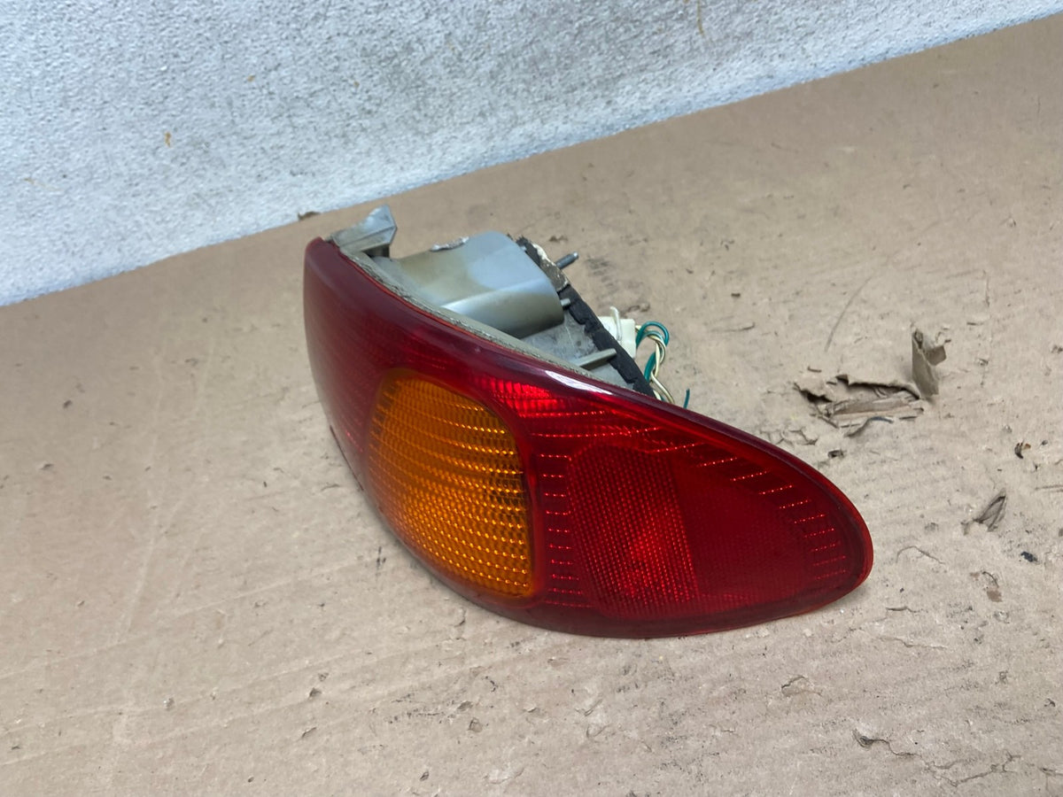 1998 1999 2000 Toyota Corolla Right Passenger Side Tail light AI1103 LK1